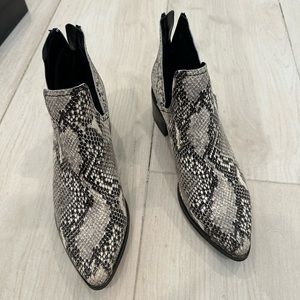 Waterproof BLONDO bootie.